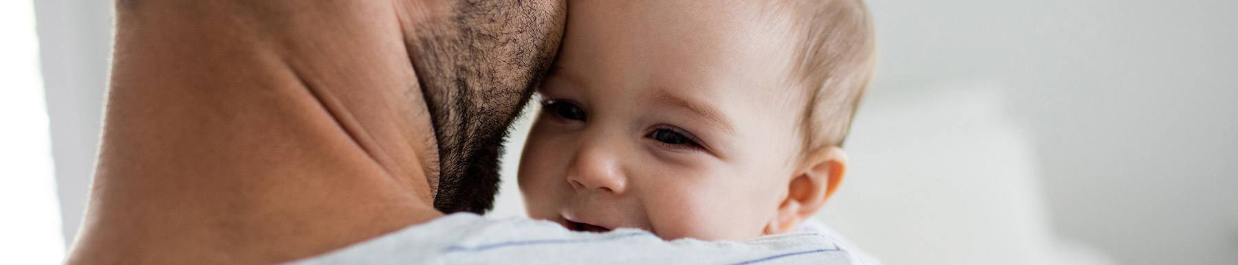 Papa mit Baby im Arm